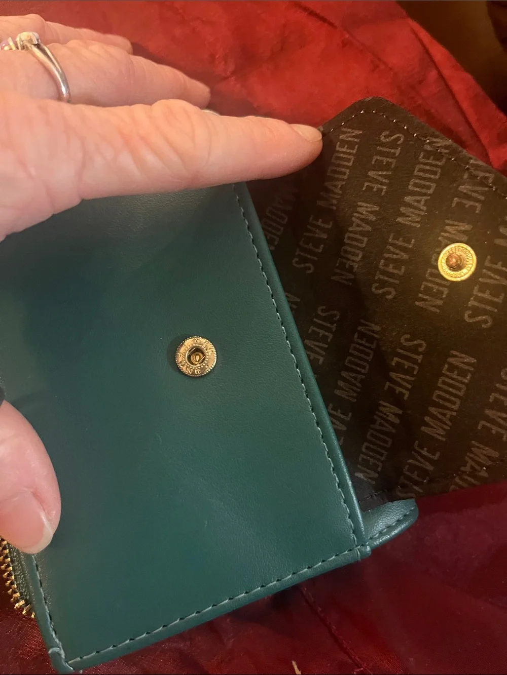 Steve Madden compact steve
